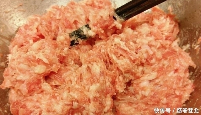 美味佳肴|五分钟学会包馄饨，告诉您几个小窍门，肉馅软嫩还多汁！