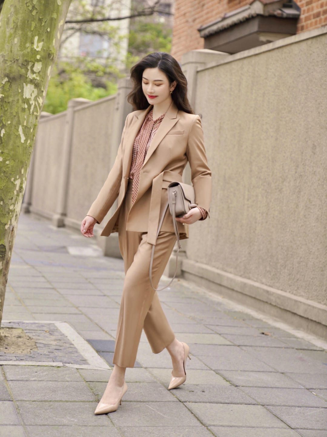 气质|女人少穿“大妈裤”,来看看4个实用九分裤搭配,演绎气质美