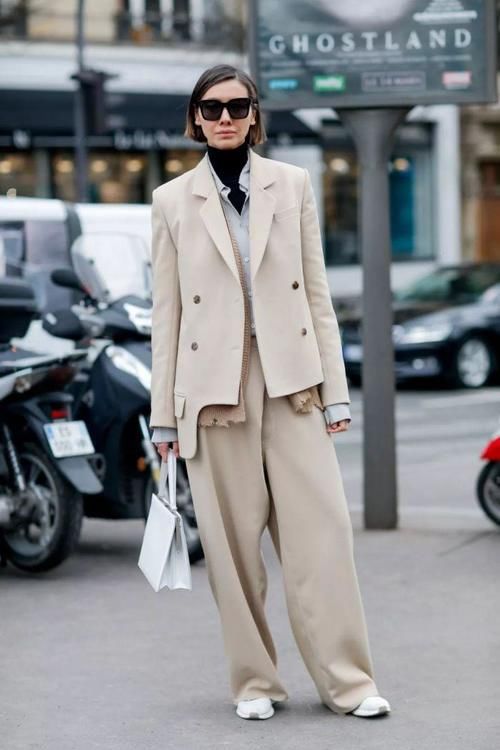 冬天想穿得时髦不费力，不如试试“打底衫＋外套”，每一套都好看