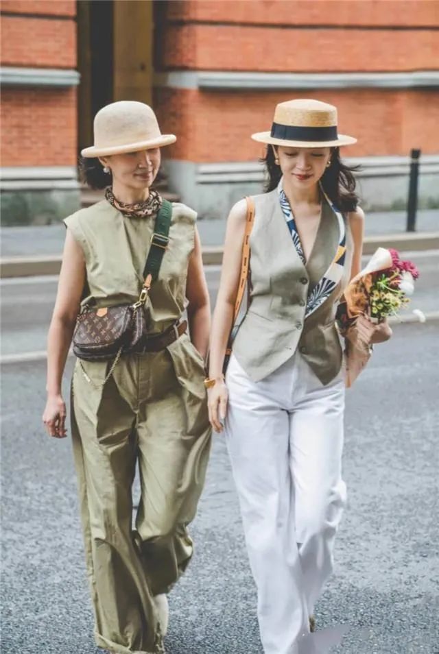 半身裙 女人40岁以后,尽量少用短袖配牛仔裤!学气质穿搭,优雅又减龄