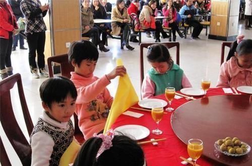 母亲|母亲带儿子参加同学聚会，结束后发现被踢出微信群，网友：活该！