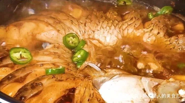 把一条鱼放进电饭锅里，不加一滴水，出锅太香了，肉嫩味道香