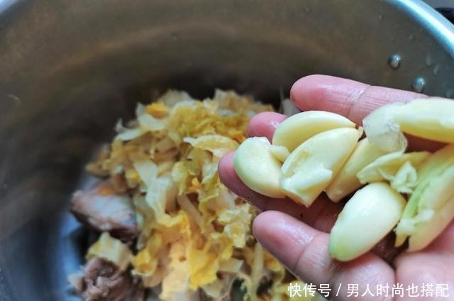 骨头|猪身上“最营养”的部位,10元一斤没人买,肉贩子自己偷留着吃