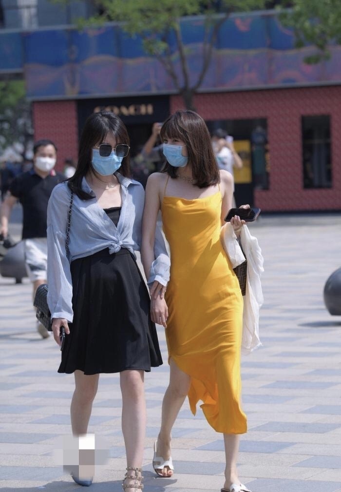 姑娘真是“时尚扛把子”，身穿长裙很洋气，不