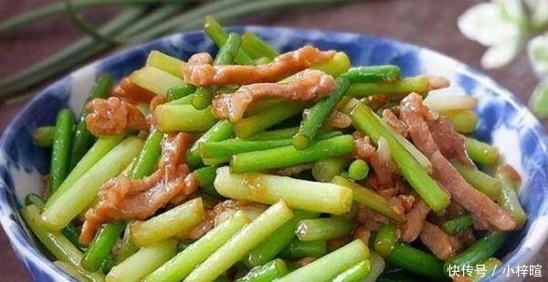  大错特错|炒蒜苔时，直接炒是大错特错的！少了这一步，蒜苔不香，更不入味