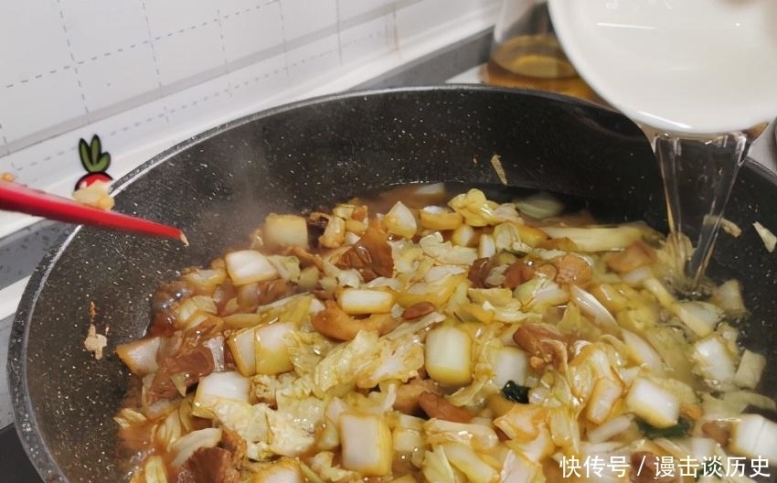  百菜不如白菜，热腾腾地炖一锅，营养又好吃，用汤汁拌饭都是美味