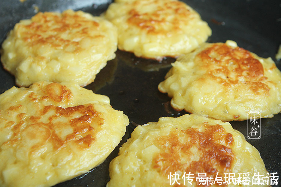 苹果丁|天冷,这水果加4个鸡蛋做早餐饼,软糯香甜有营养,一次4个不够吃