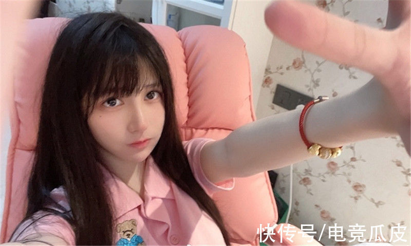 王小歪|蔡萝莉街头大胆跳舞,挑战漫画白袜被盯上?同为顶流王小歪高情商