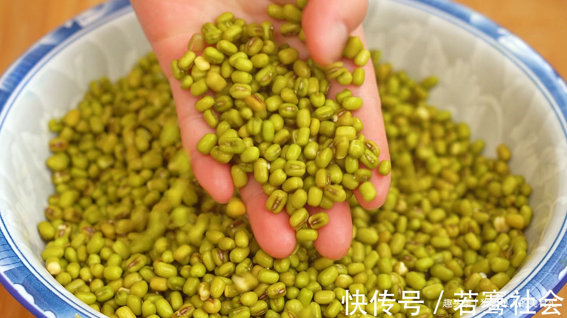 绿豆|自制绿豆饼,不用酥皮不用烤箱,皮薄馅大,清甜不油腻,太香了