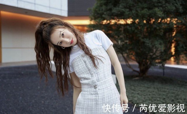 漫画|吴昕瘦下来堪称开挂,女生90斤都难挤进的背心,她却穿出漫画腰