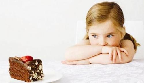 长大|被禁止吃零食的孩子,长大后会有什么样的结局,结果让父母后悔