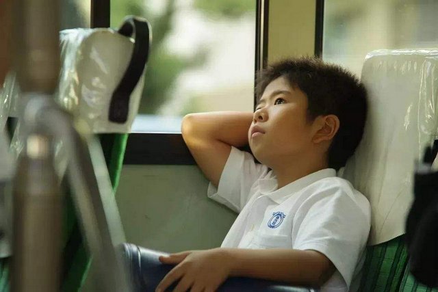 常回家看看|家长打女儿耳光,小女孩身上衣服只剩内裤,这样教育孩子好吗?