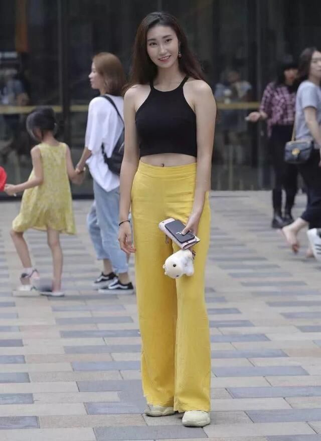高跟鞋|街拍美女：小姐姐性感的露脐装搭配“香蕉”裤，莫名的诱人