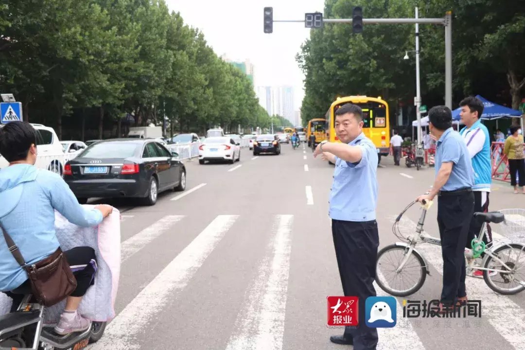 高峰岗|傍晚！监控拍下雨中这一幕！三辆车朝交警“车窗抛物”……