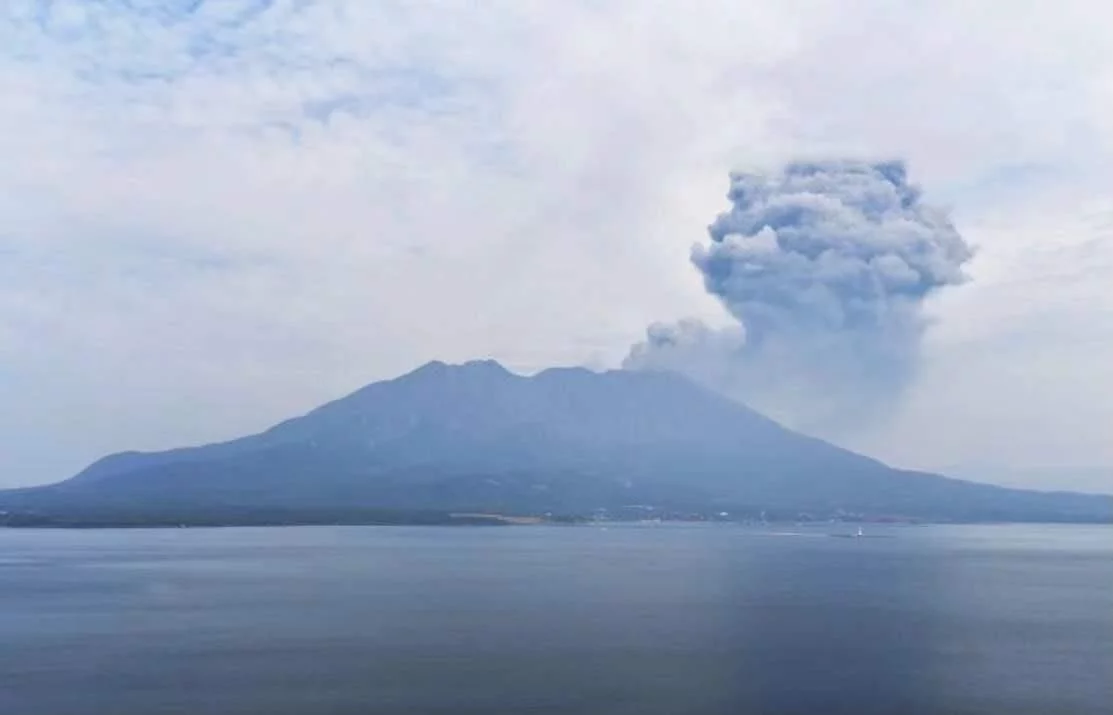 日本樱岛火山喷发 防灾部门要求附近居民遵守入山限制