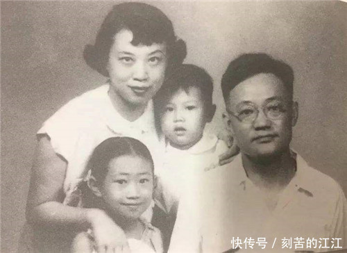 发妻离世,他拒绝下葬,将骨灰放床边33年,晚年心愿早点去陪她