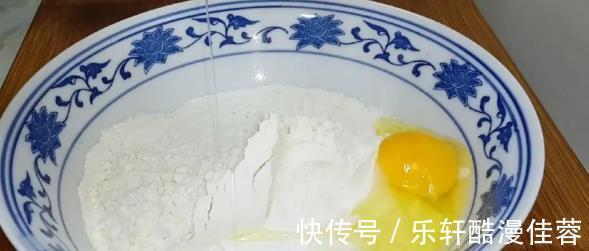 做法|小小芝麻发面饼的简单做法,半袋牛奶来帮忙,营养丰富吃不腻