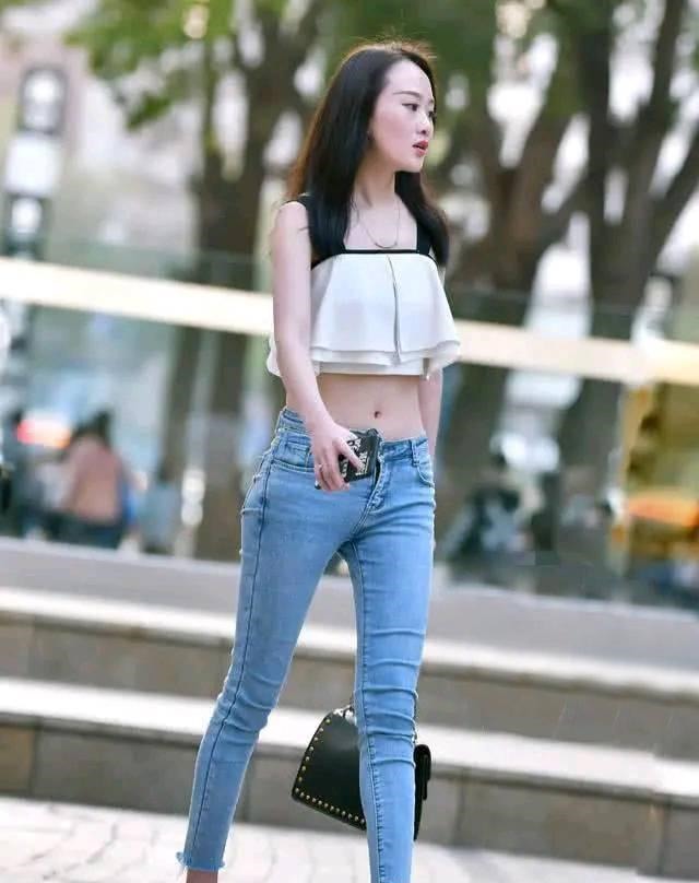 气质 美丽的美女，吊带衬衫配牛仔裤，展现出高挑型的美丽，气质迷人！