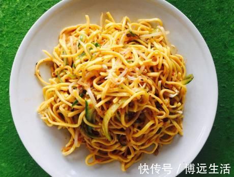 做凉面时,出锅过凉水是不对的,分享小吃店的做法,劲道更入味