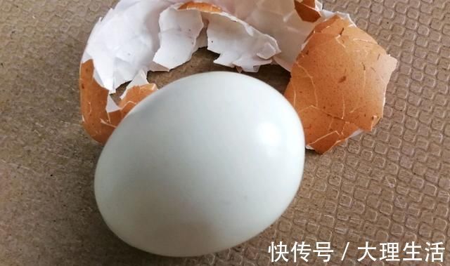 鸡蛋|煮鸡蛋，有人加盐，有人放醋，早餐店老板教你6招，鲜嫩易剥壳