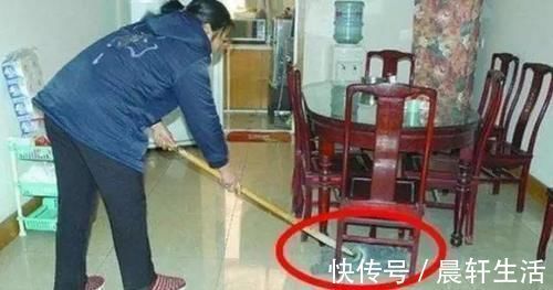 拖把用久了，不仅脏还有异味只需用“它”泡一泡，洗完像新的