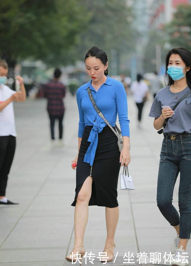 时尚 蓝色针织衫搭配黑色包臀裙,美女夏季首选新宠,甜美俏皮又有风情