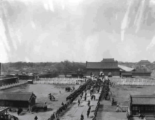 袁世凯|慈禧1902年西逃回京时的照片曝光：场面混乱不堪，大臣痛哭跪迎