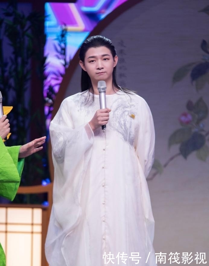 《百变大咖秀》蝉联双网收视第一 乔杉、锤娜丽莎模仿相声名家欢乐再续!