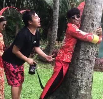 情侣|小情侣拍婚纱照,新郎被逼爬树,看到成片一切都值了