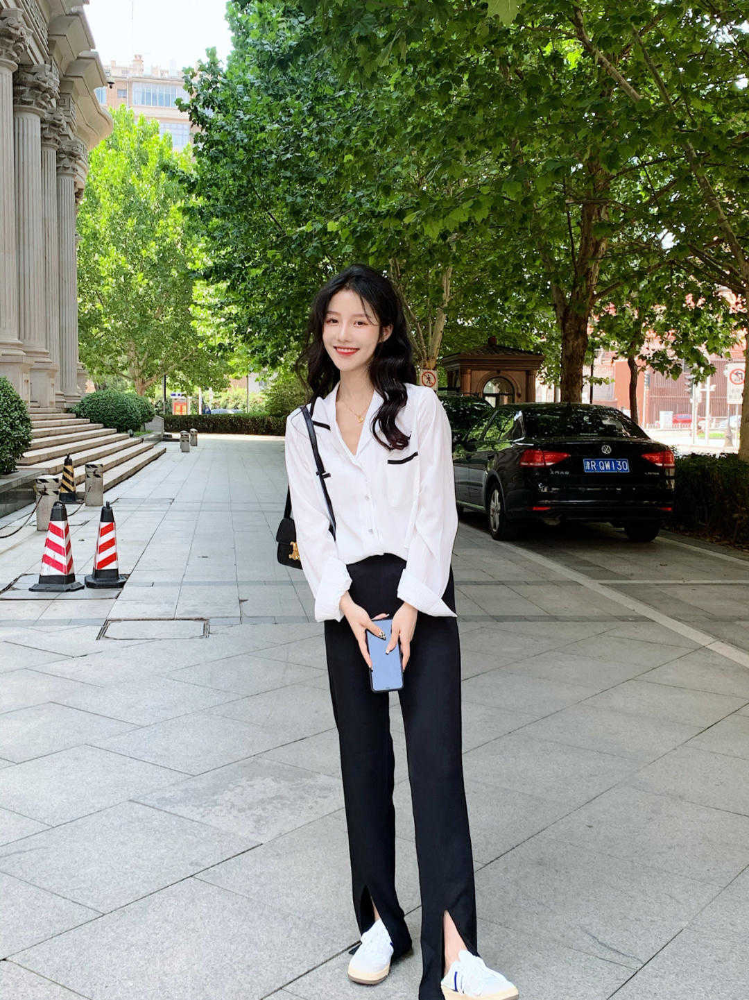 西服|初秋,身穿白色衬衫配黑色西装裤,让你自信又漂亮,秒变初恋女友