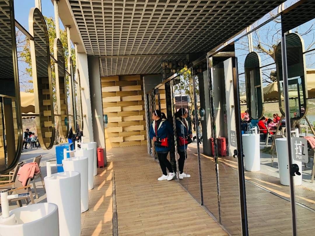 造价80万元“单向透明厕所”引热议 四川犍为一景区回应：游客自主选择，晚上不开放