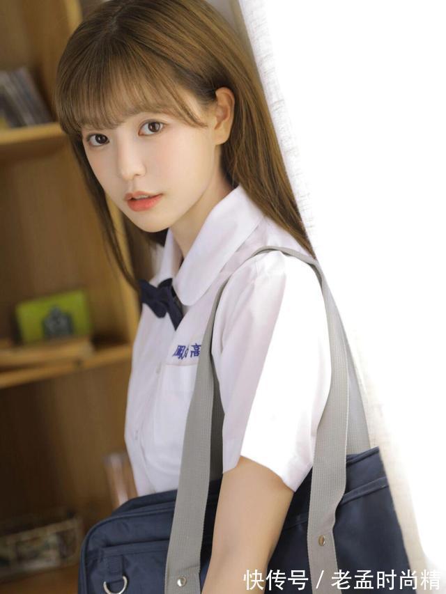 套装|教室里穿JK衬衫套装的女孩真漂亮,五官精致,很怀念学生时代