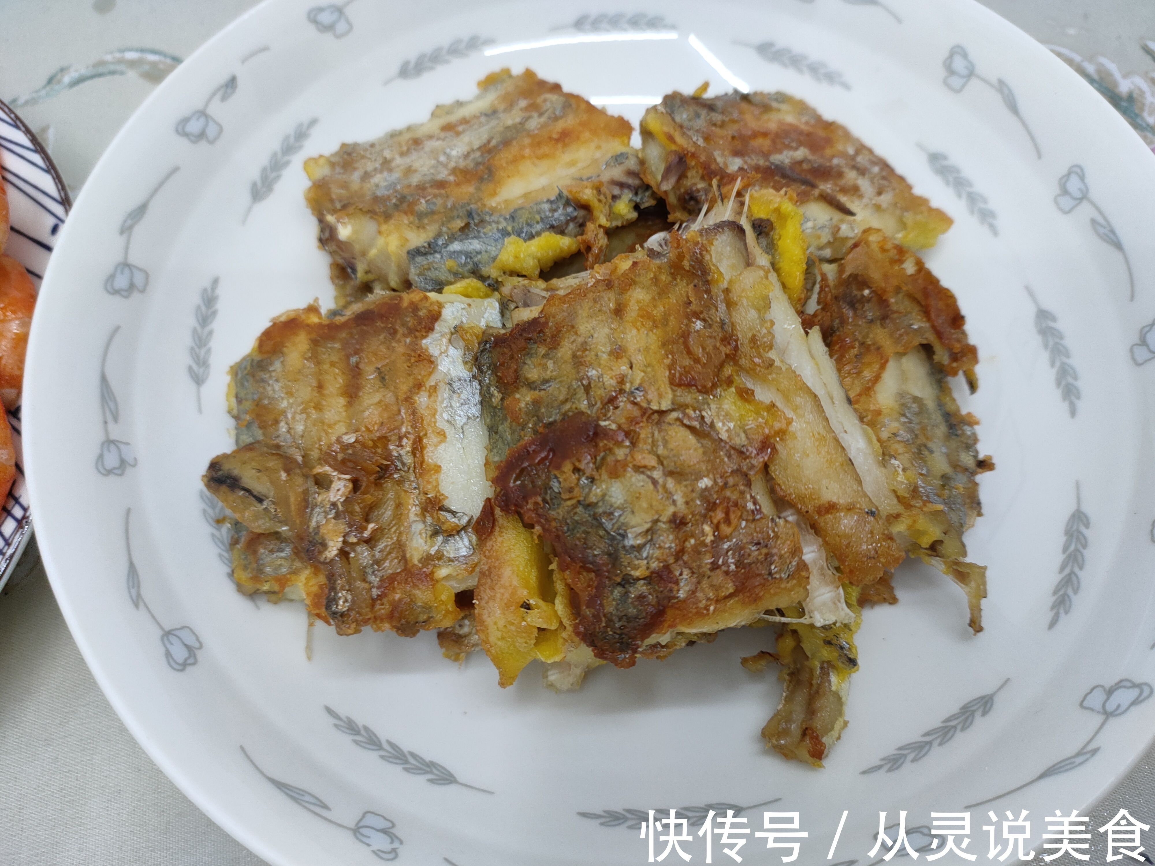 煎带鱼时，别再放面粉了，教你多加2味，带鱼外酥里嫩