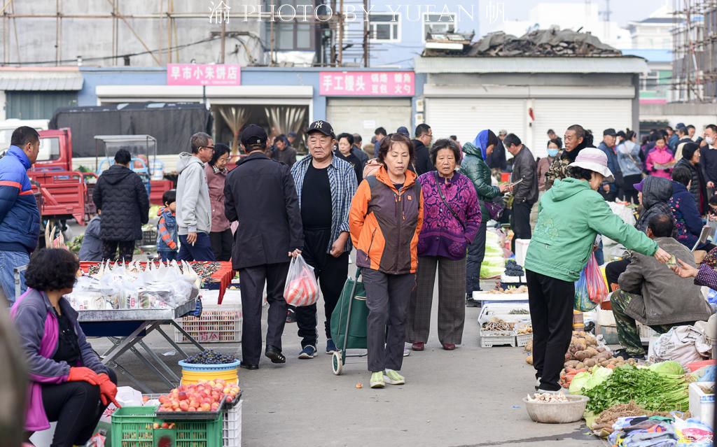  中朝边境的长白菜市场，人参像萝卜一样摆地上卖，有的商品真便宜