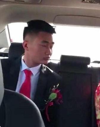 人大跌眼镜|“巨人新娘”身高1.9米,本以为只能看背影,奈何一眼误终生