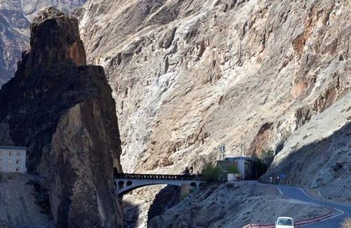 怒江大峡谷|中国最独特桥梁，不许拍照且每次只许通一辆车，有士兵24小时看守