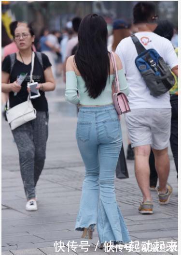 喇叭裤|一字肩t恤搭配浅蓝色喇叭裤，轻装奢侈，气质独显