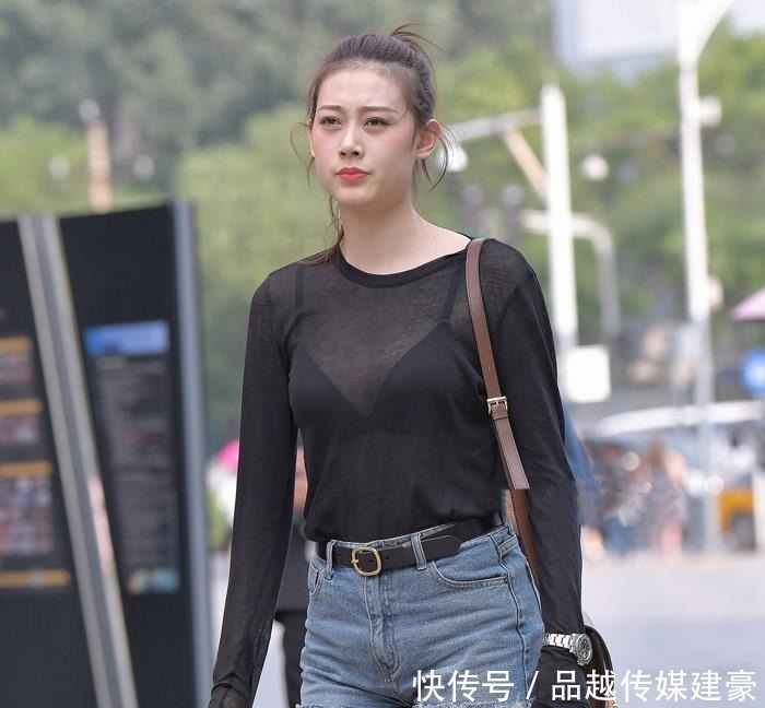 漂亮|街拍:好漂亮的小姐姐,身穿一字肩小款上衣,美极了!