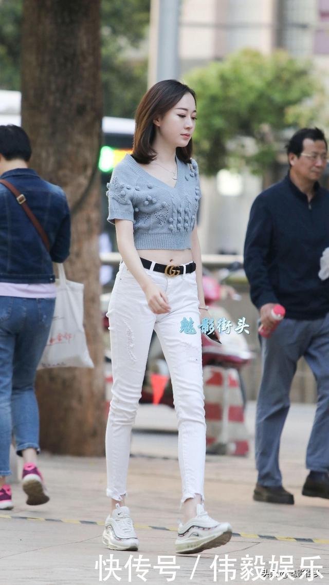 牛仔裤休闲又不失淑女范，搭配小白鞋更是充满了清纯活力气息