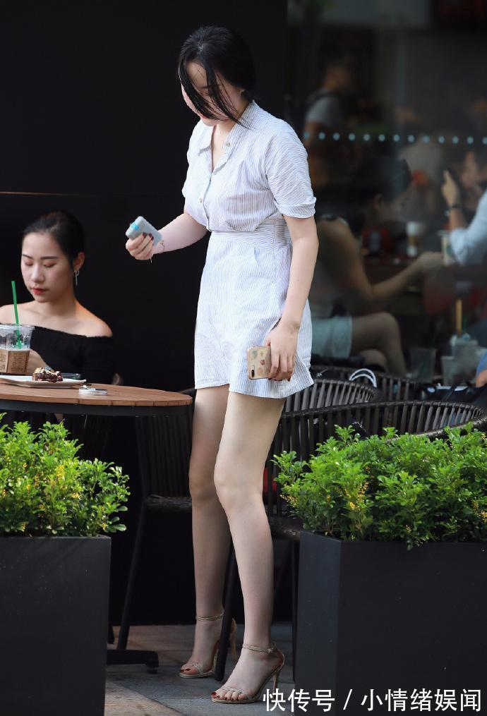 日常工作|美女街拍：束腰短款衬衫裙，露出了自己精致的锁骨，展现自身的女人味