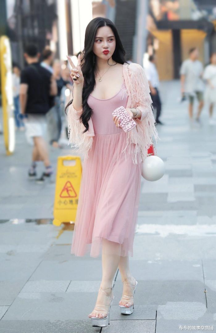 鞋子|街拍表姐这“鞋子”这么有特色,怪不得这么引入关注