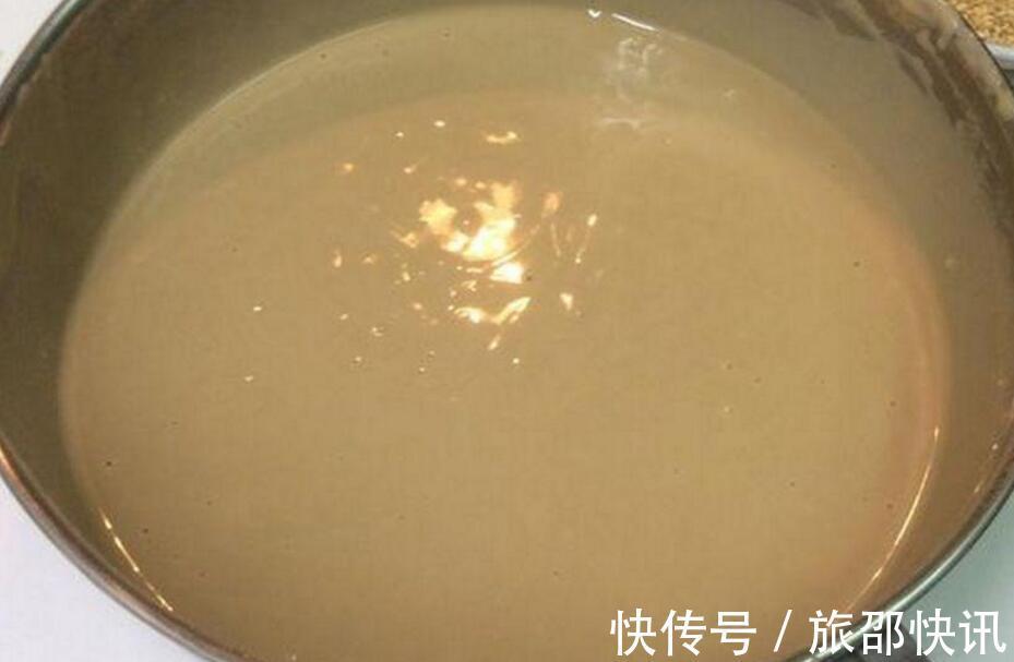 一碗“面糊”倒进猪油里炒，出锅后揉成团，朋友都抢着要！