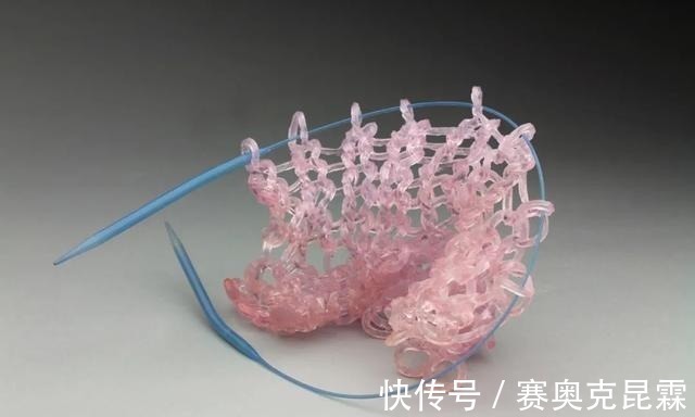 色彩#她是用玻璃雕塑“织毛衣”的第一人,这质感极其逼真!手太牛逼了