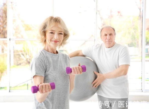 中老年人|中老年人,不想被风湿性关节炎“盯上”,做好3件事,或能预防