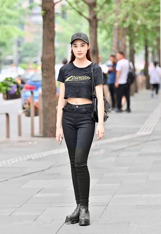 街拍：身材苗条的时尚美女，柔美的桔色上衣搭配牛仔裤，优雅大方