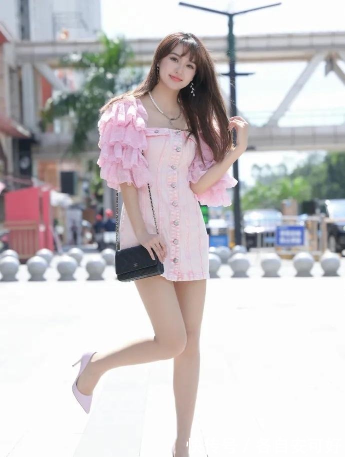 女生 粉色时尚连衣裙,加上精致浅色高跟鞋,青春甜美又有少女感!