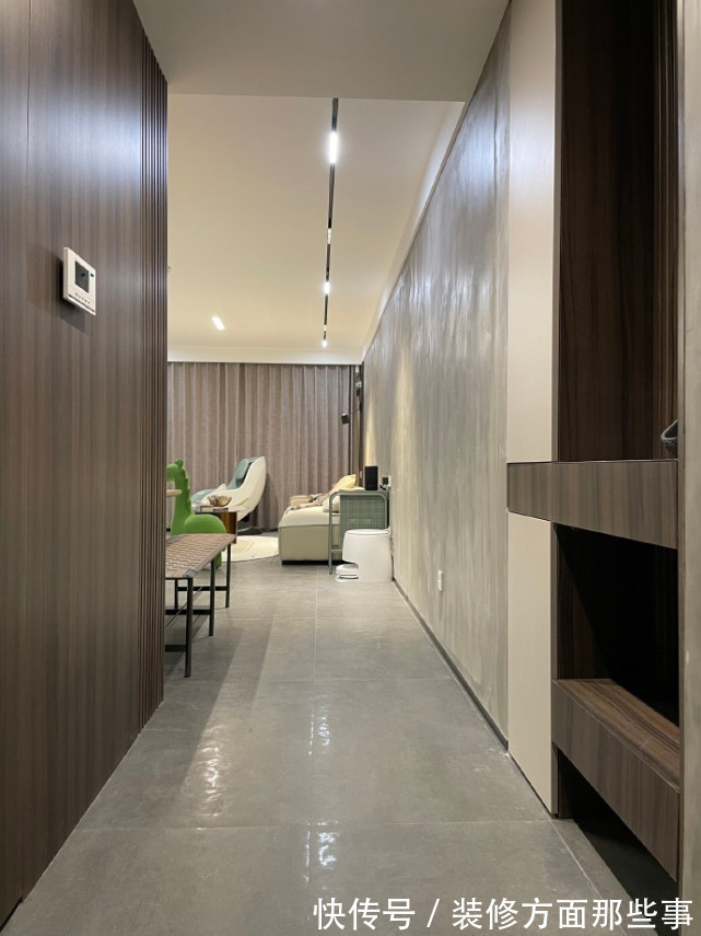 爱格|115平现代简约风,灰色影视墙是格栅和木饰面的结合