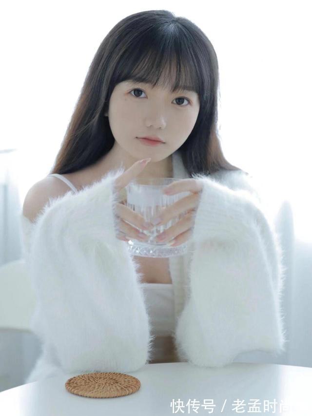 白色|白色吊带背心搭配白色毛衫,美女不做过多修饰,依然很漂亮