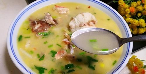 炖鱼汤|秋天,有钱没钱,多吃此鱼,刺少肉多还便宜,炖汤喝营养高又鲜美