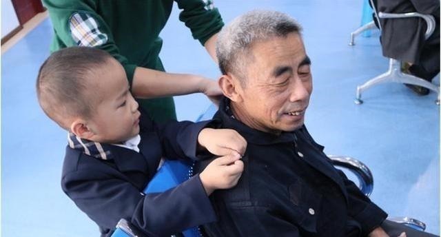 饲养员|女儿跟奶奶生活3个月,“胖若两娃”让宝妈不淡定饲养员太称职